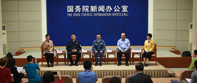 国新办举行劳动者与中外记者见面会