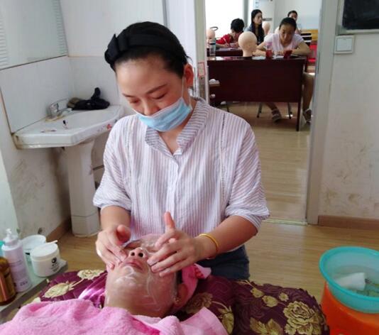 安徽庐江:举办首期美容师就业技能培训班