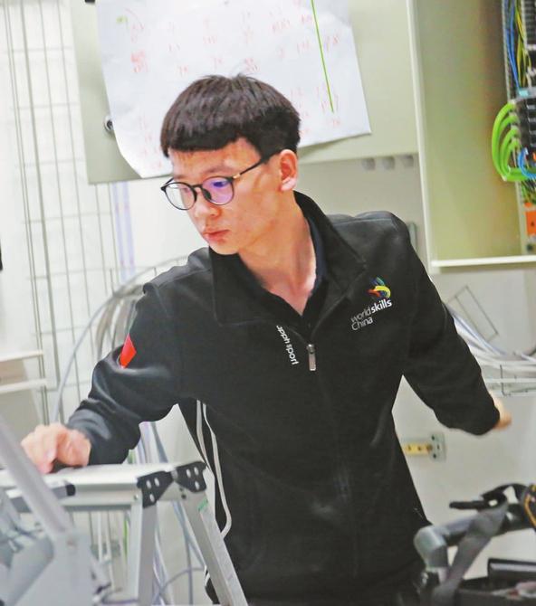 技能黑马 惊艳逆袭——记第44届世界技能大赛工业控制项目冠军袁强