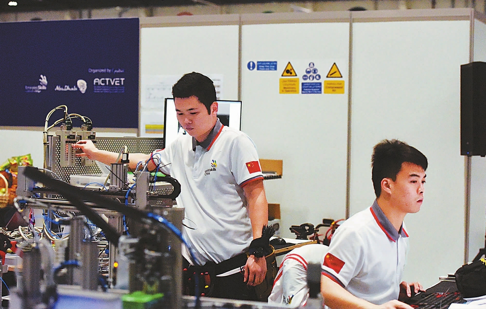 让“中国红”映照世界技能舞台——记第44届世界技能大赛机电一体化项目冠军邓燚祯、叶子进