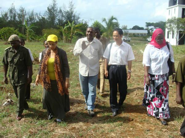 戴迪领事在桑总统夫人的陪同下参观桑青年农业培训基地