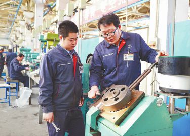 为祖国铸造蓝天雄鹰——记中航工业首席技能专家、 高级技师方文墨 为祖国铸造蓝天雄鹰——记中航工业首席技能专家、 高级技师方文墨